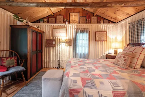 Quaint and cozy log  and knotty pine cabin close to lakes.