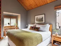 Skylight by AvantStay Elevated Mountain Home w Hot Tub, Billiards, Large Patio Hotels in Sunriver