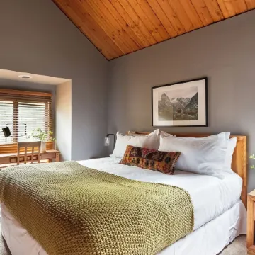 Skylight by AvantStay Elevated Mountain Home w Hot Tub, Billiards, Large Patio