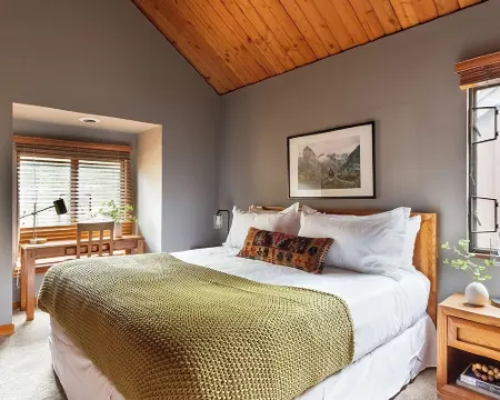 Skylight by AvantStay Elevated Mountain Home w Hot Tub, Billiards, Large Patio Hotels in Sunriver