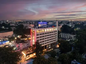 Gemini Continental, Hazratganj