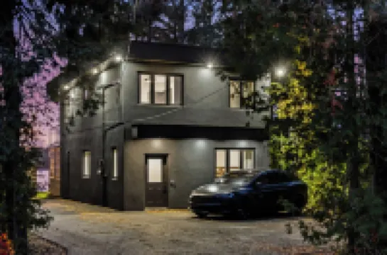 Luxury Waterfront Retreat | Casa Del Capo | Sauna, EV, Pizza Oven & Lake Views