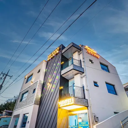 Yeosu Nangmanstay Pension Отели рядом с достопримечательностью «Маяк Хамель»