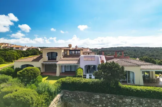 Villa con Rooftop e Giardino Privato a 200 Metri Dalla Spiaggia
