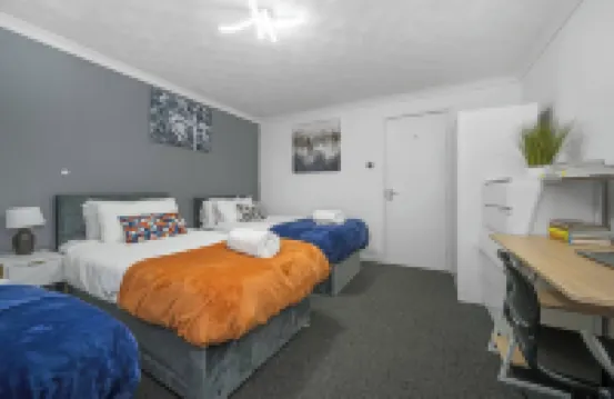 Milton Keynes 2BR Free Parking Contractor Friendly Hotels in 