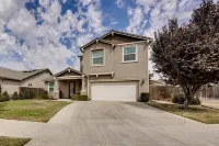 Prime Location Near Shops & Dining, 4 Mins to Downtown, 1 hr to Sequoia Nat’l Pk