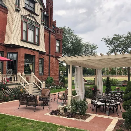 Schuster Mansion Bed & Breakfast Отели рядом с достопримечательностью «Миллер Парк»