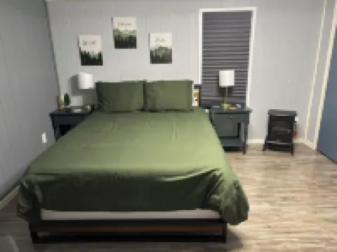 Whispering Pines - a Charming 2-bedroom cabin with WiFi, AC in serene Pipestem