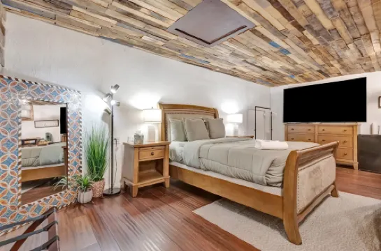 Swann Ave Suite Walk to Bayshore Hyde Park