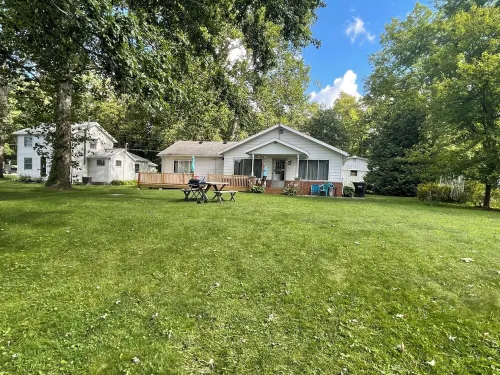 Romantic House on the Lake-Hot Tub Pet Friendly-Kayaks-Fishing Boat. Sleeps 8