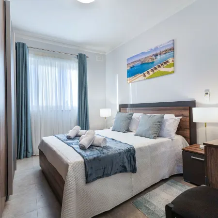 Luxury PH - Terrace & Jacuzzi & Sunbeds Отели в г. Хамрун