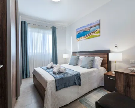 Luxury PH - Terrace & Jacuzzi & Sunbeds Hotéis em Hamrun