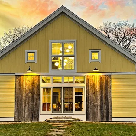 Beautiful farmhouse with hiking trails/kayaking. 5 minutes to town or ocean!