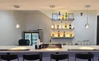 Clarion Pointe - bar