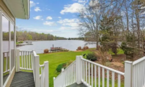 Lake Days Getaway - Lakeside Family Escape Near Hillsborough