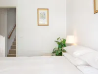 Beachfront Manly Apartment With Balcony & Parking
