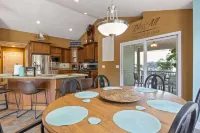 Eagle Ridge Retreat - Dock, Hot Tub & Game Room - Homestays