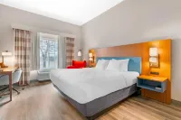 Country Inn & Suites by Radisson, West Bend, WI