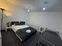 1 Bedroom Flat Apartment with Hot Tub on the Balcony & City View, Sleeps 4Ppl - balkon