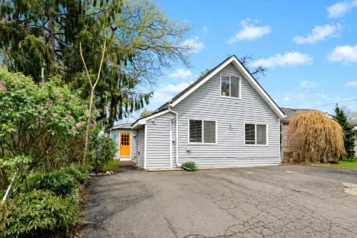 Beautiful 4-bedroom  Lake Front Cottage with HOT TUB & rentable BOAT