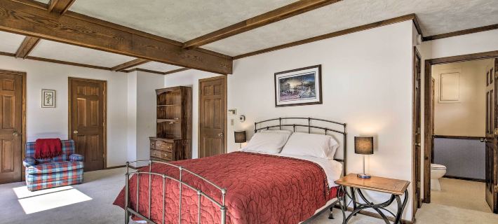 Simple Cranberry & Wine Farm Home w/ Fire Pit! Hoteles en Condado de Oneida