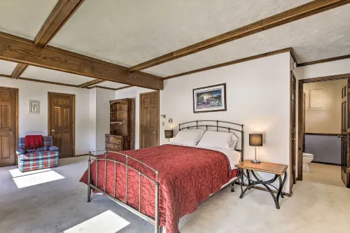 Simple Cranberry & Wine Farm Home w/ Fire Pit! - Homestays