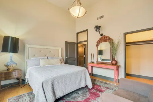 Walk to Events & Dining: Updated Brownwood Apt - Bintang 3