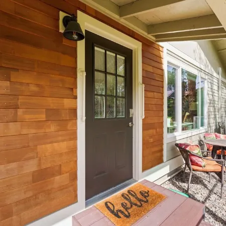 Hillside Haven: Tranquil NW Studio Near the River