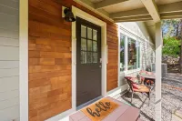 Hillside Haven: Tranquil NW Studio Near the River