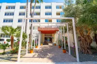 Hotel Rosella Affiliated by Intelier - Kolam Renang
