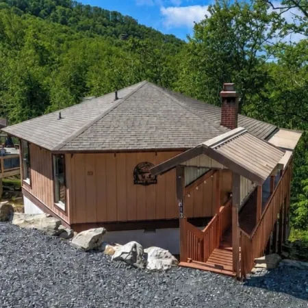 Cozy Treehouse steps from Beech Mtn ski resort, Restaurants, Trails and Fishing!