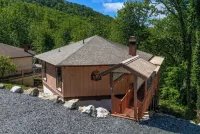 Cozy Treehouse steps from Beech Mtn ski resort, Restaurants, Trails and Fishing!
