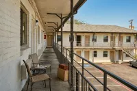 Exclusivo Inn by OYO Grand Prairie, TX - Parkplatz