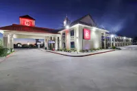 Red Roof PLUS+ Dallas - Addison - Pools
