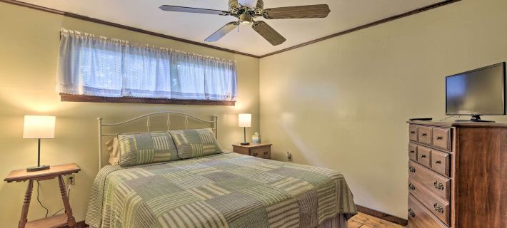 Cozy Lake Champlain Cottage w/ Beautiful View Hotels in Addison County