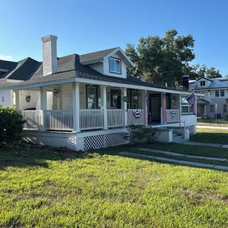 The Rose on Lakeside Mount Dora-Umatilla4 Bedrooms 2 1/2 bathrooms Sleeps 10