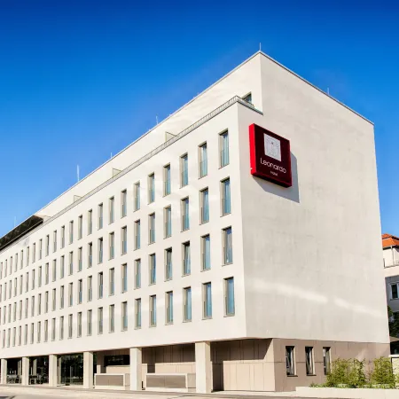 Leonardo Hotel Munich City South Отели рядом с достопримечательностью «Станция метро Basler Straße»