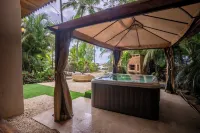 Ocho Artisan Bungalows - Bathtub