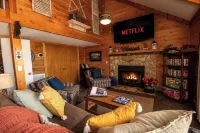 Mountain Views Hot Tub Family Cabin - 3 stjerner