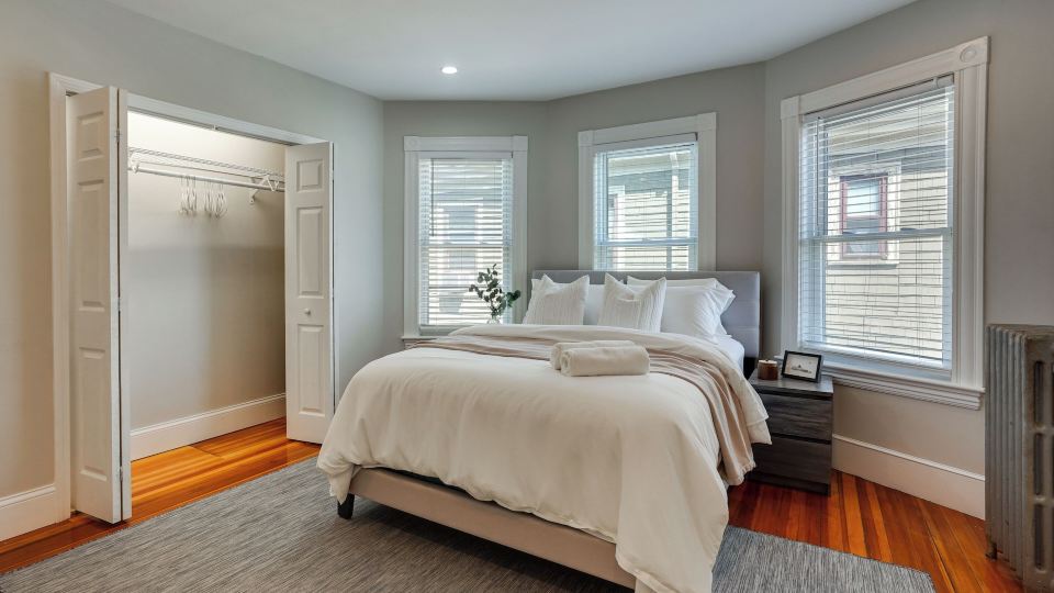 5 Mi to Boston & Airport! Townhome w/ Skyline View