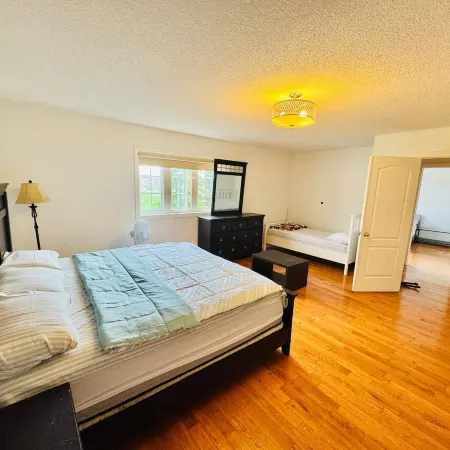 Top Rated 4 bedrooms, 5 beds near airport