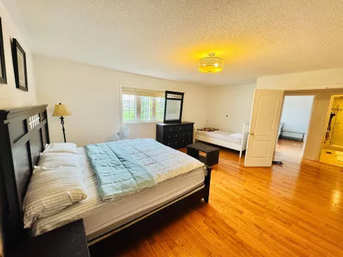 Top Rated 4 bedrooms, 5 beds near airport - 2-Star