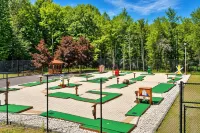 Walk to Beach, Spacious Backyard - Hytter