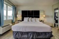 Beach House Inn with Pool & Hot Tub - bar