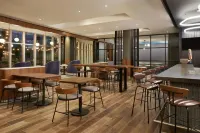 卡爾加里機場萬豪萬怡飯店 - 酒吧