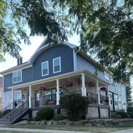 Capital City- 6 Miles from Madison with Fireplace