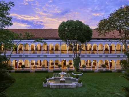 Hotel Majapahit Surabaya MGallery Отели рядом с достопримечательностью «University of 17 Agustus 1945 Surabaya»