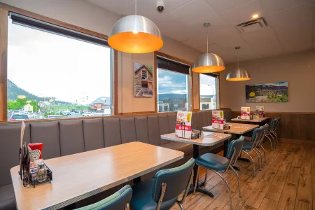 Sandman Hotel & Suites Williams Lake Отели в г. Уильямс Лэйк