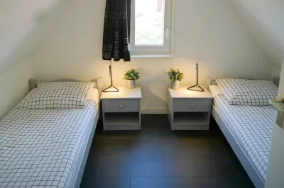6 Pers - Holiday Home with Sunny Terrace by a Typical Dutch Canal Hotels in der Nähe von De Eendragt