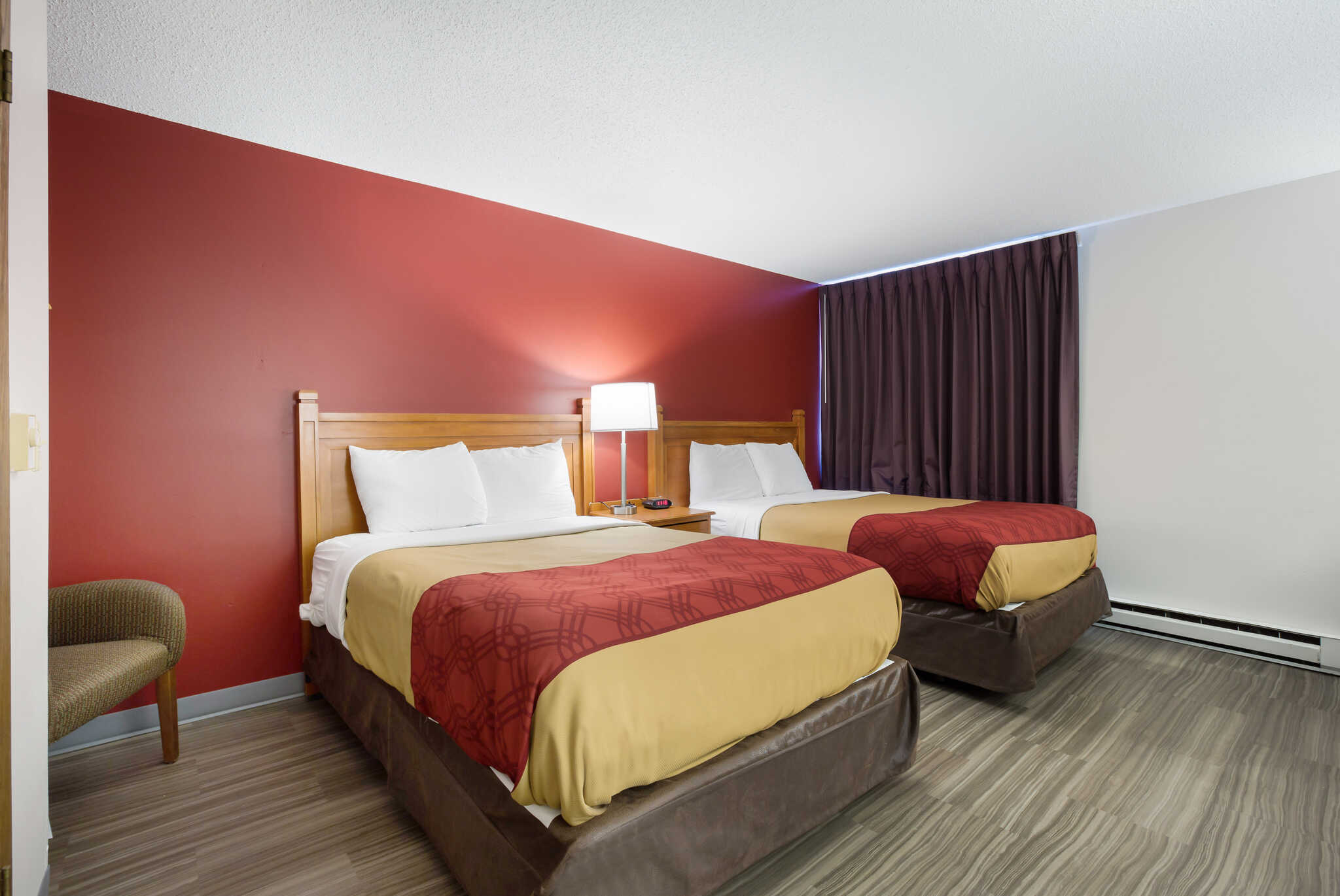 Econo Lodge Inn & Suites